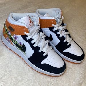 🎉 HP 🎉 Black & Orange Air Jordan 1 Mid